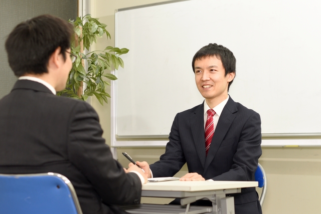 転職面接している男性